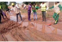 Programme national de volontariat au Burkina Faso: les volontaires réhabilitent les routes de l’arrondissement 9