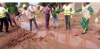Programme national de volontariat au Burkina Faso: les volontaires réhabilitent les routes de l’arrondissement 9