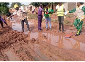 Programme national de volontariat au Burkina Faso: les volontaires réhabilitent les routes de l’arrondissement 9