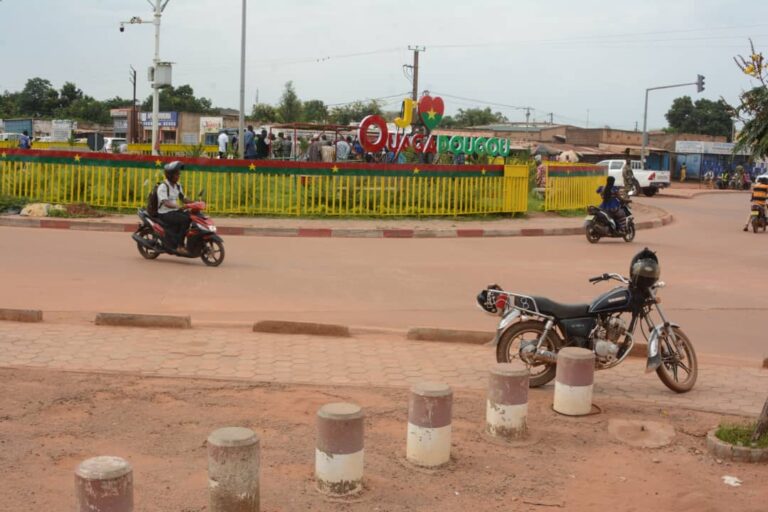 Reverdissement de la ville de Ouagadougou: le ministre Baro satisfait de la qualité des ronds-points aménagés