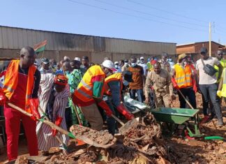 Journée de salubrité à l’arrondissement 2 de Ouagadougou: les alentours des rails de Larlé débarrassé des ordures