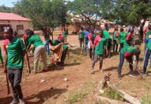 Immersion patriotique: des élèves immergés de Gaoua assainissent le centre médical