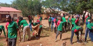 Immersion patriotique: des élèves immergés de Gaoua assainissent le centre médical