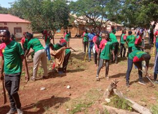 Immersion patriotique: des élèves immergés de Gaoua assainissent le centre médical