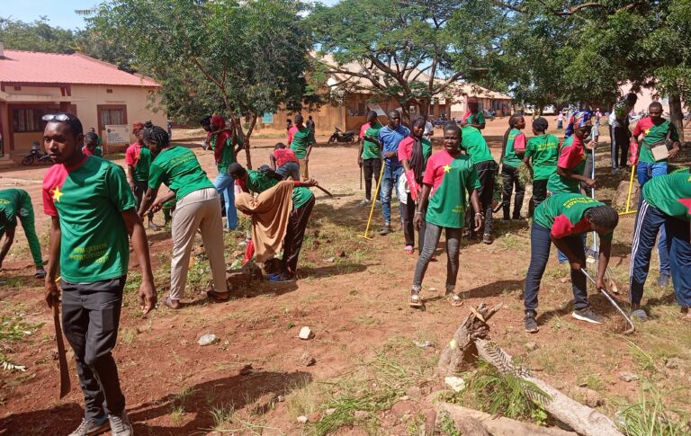 Immersion patriotique: des élèves immergés de Gaoua assainissent le centre médical