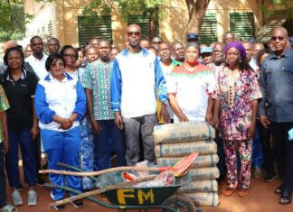 Don à Faso Mêbo : le personnel du CSC mobilise 13 tonnes de ciment, 10 brouettes et 36 pelles