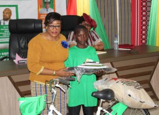 Manga : Une soixantaine d’enfants démunis reçoivent des bourses scolaires