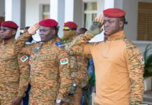 Montée des couleurs à la présidence du Faso: Le Capitaine Ibrahim TRAORÉ salue la déconstruction du mensonge des médias impérialistes