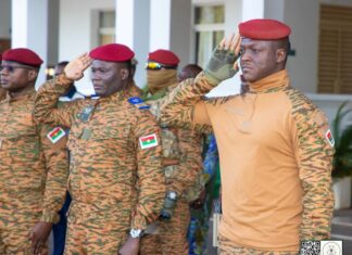 Montée des couleurs à la présidence du Faso: Le Capitaine Ibrahim TRAORÉ salue la déconstruction du mensonge des médias impérialistes