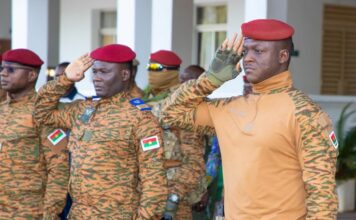 Montée des couleurs à la présidence du Faso: Le Capitaine Ibrahim TRAORÉ salue la déconstruction du mensonge des médias impérialistes