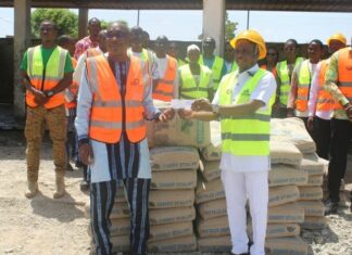 Initiative Faso Mêbo Les premiers responsables du Nakambé répondent avec 5 tonnes de ciment et 27 tonnes de sable