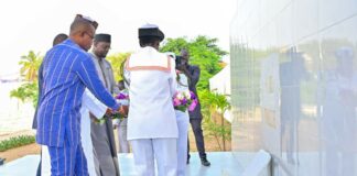 𝐂𝐚𝐦𝐩 𝐝𝐞 𝐓𝐡𝐢𝐚𝐫𝐨𝐲𝐞: 𝐥𝐞 𝐏𝐫𝐞𝐦𝐢𝐞𝐫 𝐦𝐢𝐧𝐢𝐬𝐭𝐫𝐞 𝐫𝐞𝐧𝐝 𝐡𝐨𝐦𝐦𝐚𝐠𝐞 𝐚𝐮𝐱 𝐭𝐢𝐫𝐚𝐢𝐥𝐥𝐞𝐮𝐫𝐬 𝐚𝐟𝐫𝐢𝐜𝐚𝐢𝐧𝐬