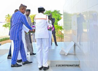 𝐂𝐚𝐦𝐩 𝐝𝐞 𝐓𝐡𝐢𝐚𝐫𝐨𝐲𝐞: 𝐥𝐞 𝐏𝐫𝐞𝐦𝐢𝐞𝐫 𝐦𝐢𝐧𝐢𝐬𝐭𝐫𝐞 𝐫𝐞𝐧𝐝 𝐡𝐨𝐦𝐦𝐚𝐠𝐞 𝐚𝐮𝐱 𝐭𝐢𝐫𝐚𝐢𝐥𝐥𝐞𝐮𝐫𝐬 𝐚𝐟𝐫𝐢𝐜𝐚𝐢𝐧𝐬