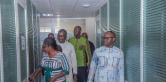 Respect de la ponctualité et de la présence au poste: le ministre Pingdwendé Gilbert Ouédraogo effectue une visite inopinée