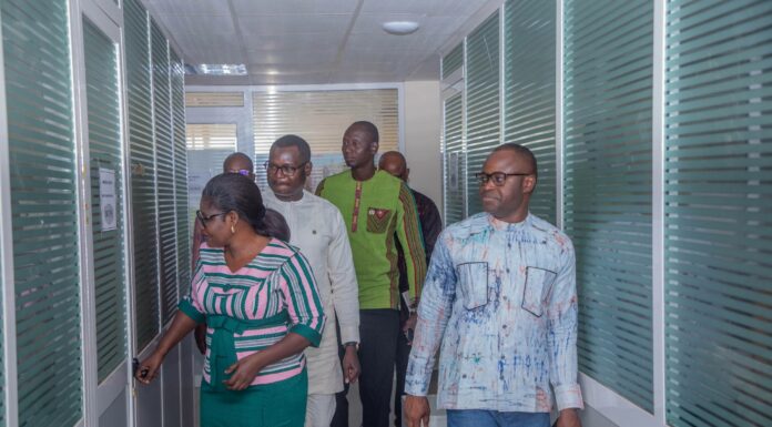 Respect de la ponctualité et de la présence au poste: le ministre Pingdwendé Gilbert Ouédraogo effectue une visite inopinée