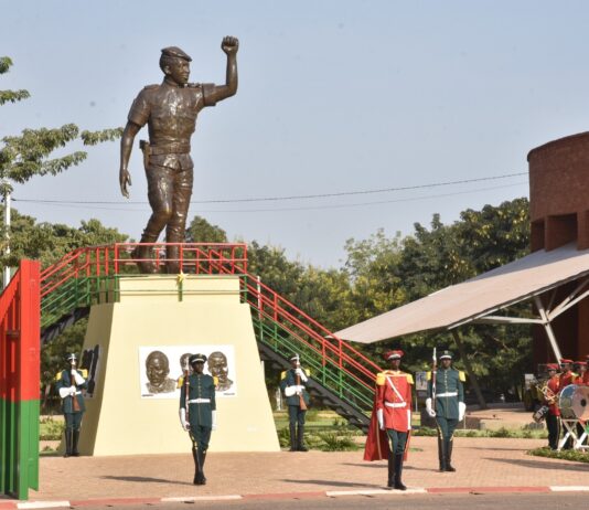 Hommage à Thomas Sankara : Baptême de feu du cérémonial militaire mensuel
