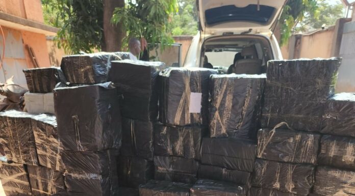 Bobo-Dioulasso : la Douane intercepte un véhicule transportant des produits illicites à la consommation