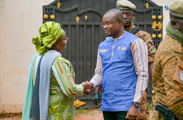 𝐋𝐞 𝐏𝐫𝐞𝐦𝐢𝐞𝐫 𝐦𝐢𝐧𝐢𝐬𝐭𝐫𝐞 𝐝𝐚𝐧𝐬 𝐥𝐚 𝐫𝐞́𝐠𝐢𝐨𝐧 𝐝𝐮 𝐆𝐮𝐢𝐫𝐢𝐤𝐨 : Le Premier ministre, Rimtalba Jean Emmanuel Ouédraogo, est arrivé à Bobo-Dioulasso, dans la soirée du 7 novembre 2025, pour un séjour de travail