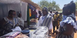 Mois du « consommer local » dans les régions de Bankui et du Sourou : Des tisseuses et des teinturières lancent une campagne promotionnelle du Faso Danfani