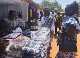 Mois du « consommer local » dans les régions de Bankui et du Sourou : Des tisseuses et des teinturières lancent une campagne promotionnelle du Faso Danfani