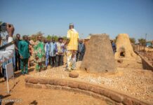Région des Koulsé: le Ministre de la Culture visite le musée des hauts fourneaux africains