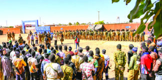 Reconquête du territoire: le Premier ministre galvanise les forces combattantes à Di