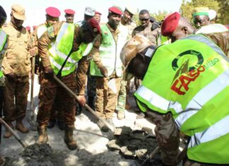 Kaya/Faso Mébo Les forces de sécurité des Koulsé offrent 34,5 tonnes de ciment et 45 tonnes de granite