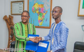 Radio « Daandé Liptako » : le CSC et le ministère des Affaires étrangères signent une convention pour l’octroi de la fréquence 94.0 FM à la Radio du Sahel