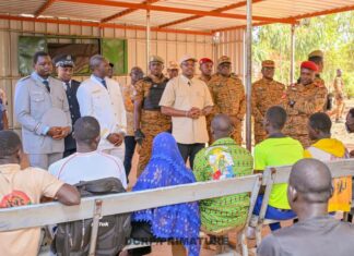 𝐃𝐞́𝐝𝐨𝐮𝐠𝐨𝐮 : 𝐥𝐞 𝐏𝐫𝐞𝐦𝐢𝐞𝐫 𝐦𝐢𝐧𝐢𝐬𝐭𝐫𝐞 𝐚𝐮 𝐜𝐡𝐞𝐯𝐞𝐭 𝐝𝐞𝐬 𝐛𝐥𝐞𝐬𝐬𝐞́𝐬 𝐞𝐧 𝐨𝐩𝐞́𝐫𝐚𝐭𝐢𝐨𝐧𝐬