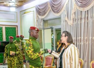 Audience du Présidence du Faso : L’Ambassadeur du Brésil, Ellen BARROS en fin de mission, reçue par le Chef de l’État