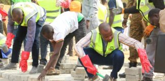 Embellissement du boulevard Thomas-Sankara: le gouvernement pose des pavés et offre 102 tonnes de ciment