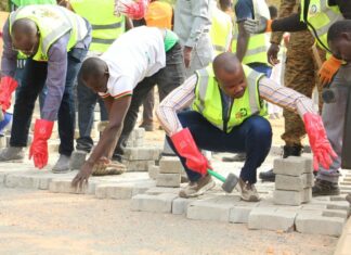 Embellissement du boulevard Thomas-Sankara: le gouvernement pose des pavés et offre 102 tonnes de ciment