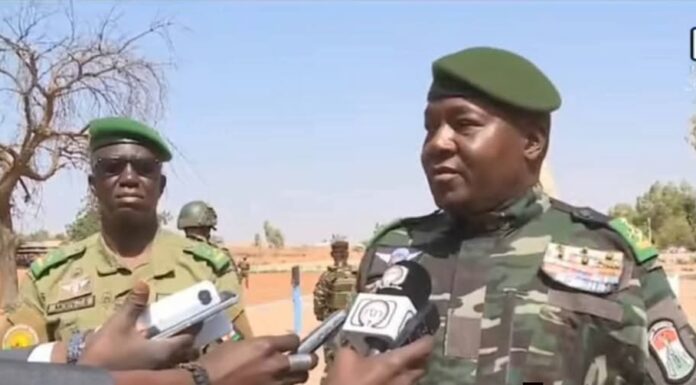 Attaque sur l’aéroport de Niamey : le Président Tiani pointe du doigt les Présidents Macron, Ouattara et Talon et promet une réponse