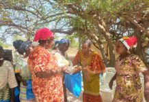 Komsilga : des personnes démunies se consolent à travers un Arbre de Noël