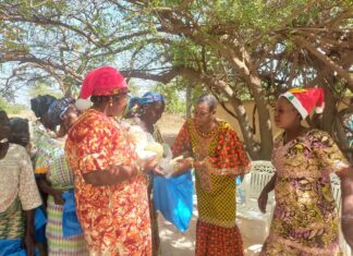 Komsilga : des personnes démunies se consolent à travers un Arbre de Noël