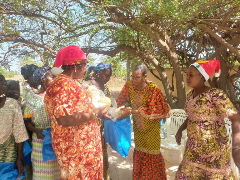 Komsilga : des personnes démunies se consolent à travers un Arbre de Noël