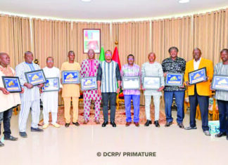 Primature: le Premier ministre félicite des agents admis à la retraite