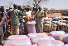 Campagne de solidarité D£m£ Sira : Saïdou Bikienga apporte 60 tonnes de vivres et des effets d’habillement