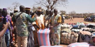 Campagne de solidarité D£m£ Sira : Saïdou Bikienga apporte 60 tonnes de vivres et des effets d’habillement