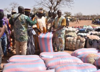 Campagne de solidarité D£m£ Sira : Saïdou Bikienga apporte 60 tonnes de vivres et des effets d’habillement