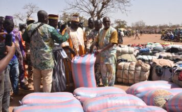 Campagne de solidarité D£m£ Sira : Saïdou Bikienga apporte 60 tonnes de vivres et des effets d’habillement