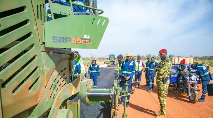 Bitumage de la route Kaya-Barsalogho : La promesse du Capitaine Ibrahim TRAORÉ se concrétise