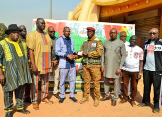 Initiative présidentielle Faso Mêbo: des opérateurs économiques contribuent au bitumage d’une rue à Bobo-Dioulasso