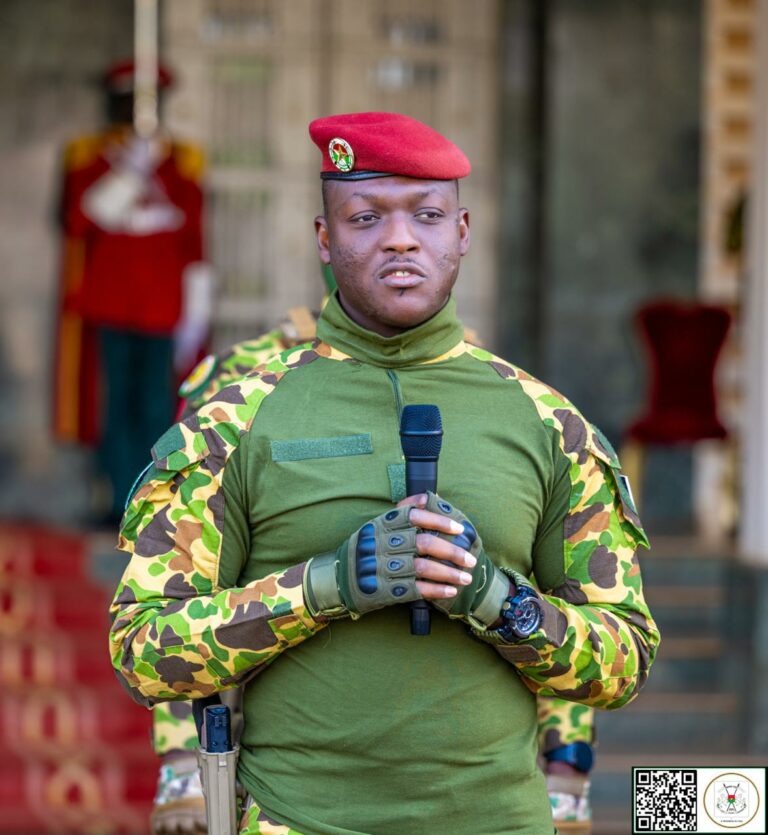 MONTÉE DES COULEURS AU PALAIS PRÉSIDENTIEL DE KOULOUBA :Le Président du Faso invite les Serviteurs du Peuple à « attacher leurs ceintures » pour 2026