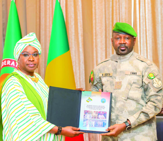 Femme, enfant et famille: remise du rapport général des Etats généraux au Président Goïta