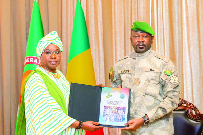 Femme, enfant et famille: remise du rapport général des Etats généraux au Président Goïta