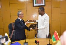 Projet de développement du garage de maintenance de Ouagadougou: le Burkina et le Japon signent un accord de don d’environ 5 milliards FCFA