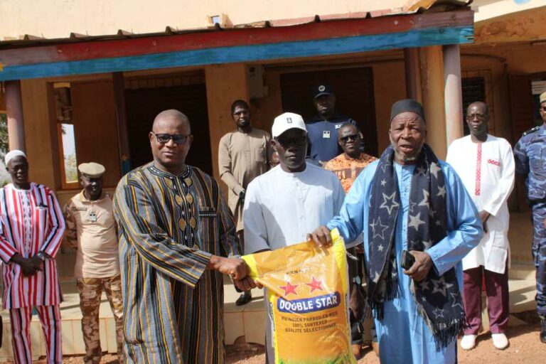 Deme Sira : Des Burkinabé vivant en Côte d’Ivoire offrent 32,5 Tonnes de riz aux populations des Koulsé