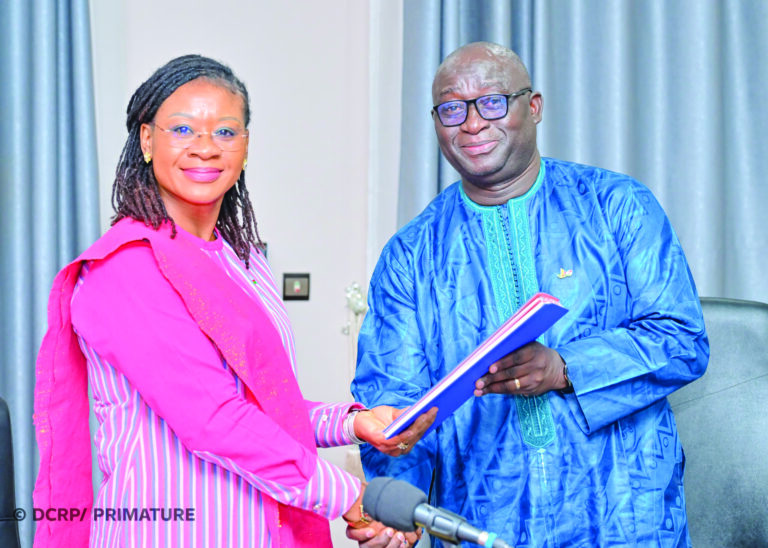 Fonds Wassa Bondo:  L𝐚 𝐧𝐨𝐮𝐯𝐞𝐥𝐥𝐞 d𝐢𝐫𝐞𝐜𝐭𝐫𝐢𝐜𝐞 𝐠𝐞́𝐧𝐞́𝐫𝐚𝐥𝐞 𝐨𝐟𝐟𝐢𝐜𝐢𝐞𝐥𝐥𝐞𝐦𝐞𝐧𝐭 𝐢𝐧𝐬𝐭𝐚𝐥𝐥𝐞́𝐞