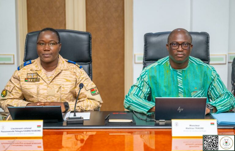 Burkina : Un médecin révoqué et un adjudant de police rétrogradé pour faits de corruption (Conseil des ministres)